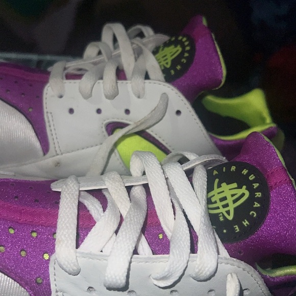 Nike White and Purple Sneakers Classic Athletic Design - Picture 5 of 5